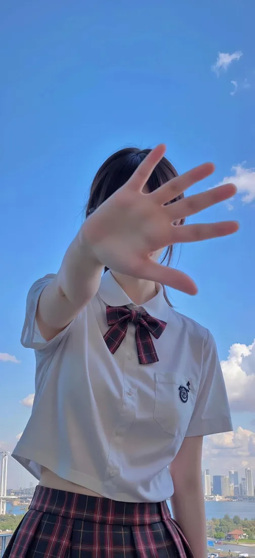 JK少女手机壁纸｜蓝天户外背景图片 - 清新「哲风壁纸」