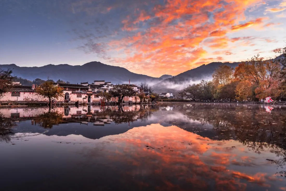 3k徽州古村壁纸｜湖水倒影背景图片 - 秋日黄昏「哲风壁纸」