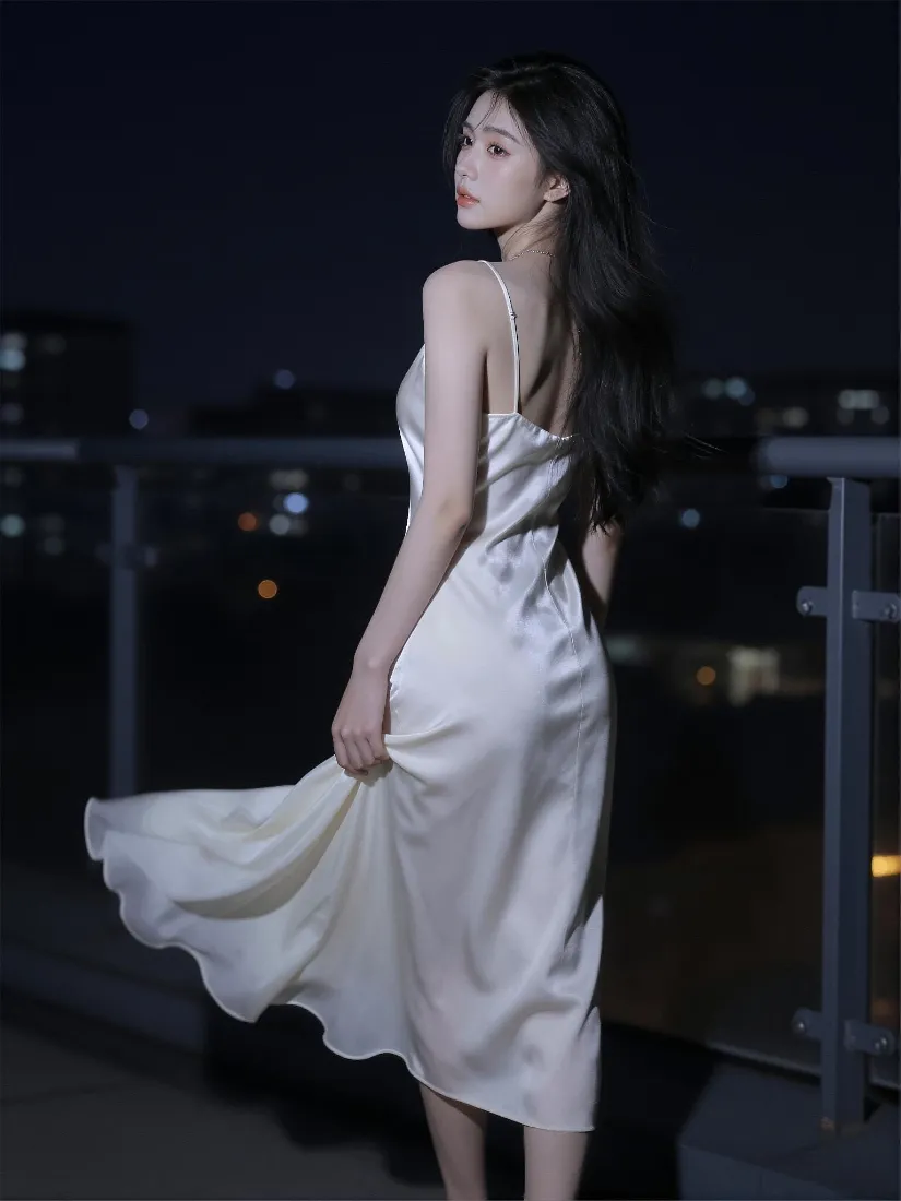 气质美女手机壁纸｜夜晚天台背景图片 - 清冷氛围感「哲风壁纸」