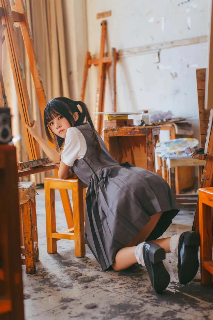 桜桃喵手机壁纸｜灰色jk背景图片 - 画室少女「哲风壁纸」