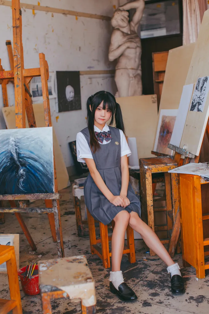 桜桃喵手机壁纸｜灰色jk背景图片 - 画室写真「哲风壁纸」