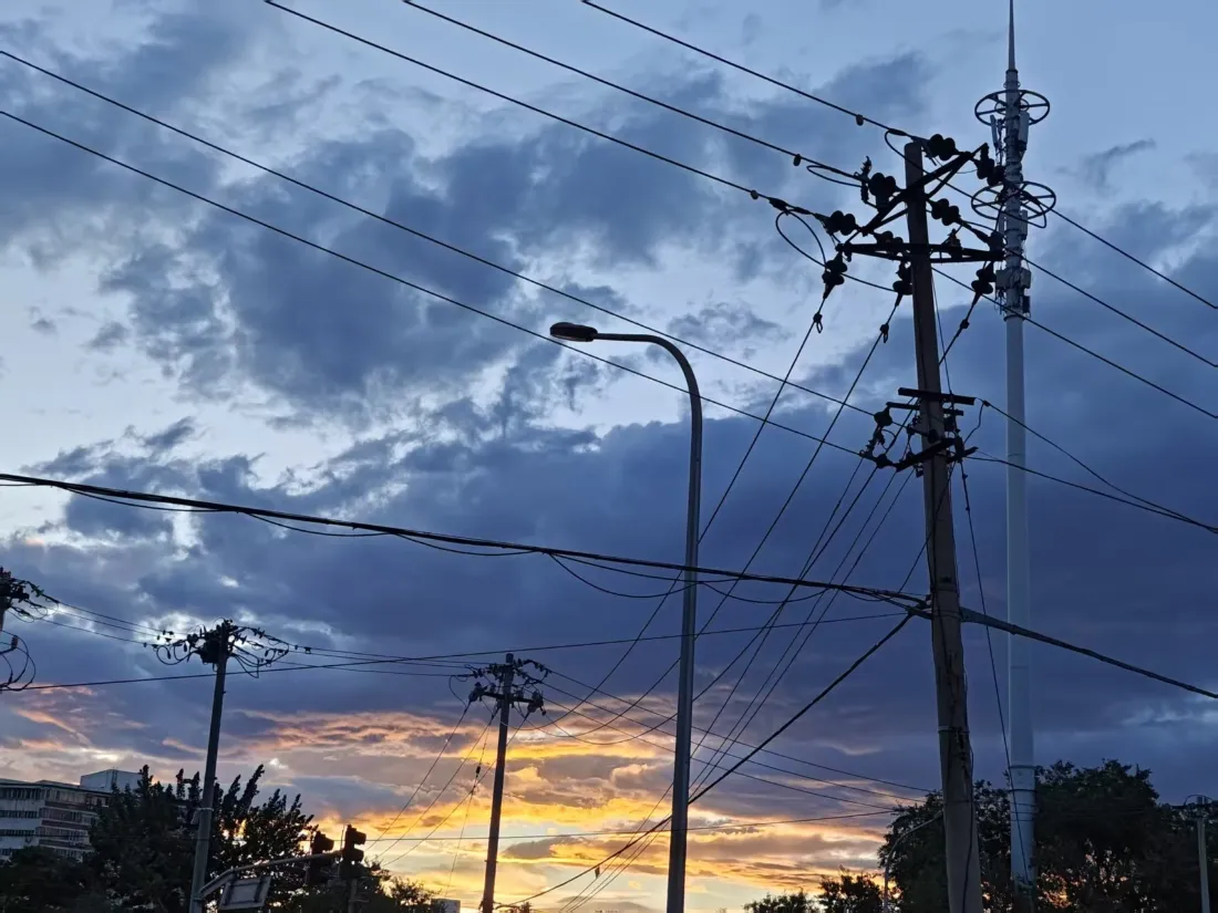 2k黄昏壁纸｜蓝调背景图片 - 电线杆街景「哲风壁纸」