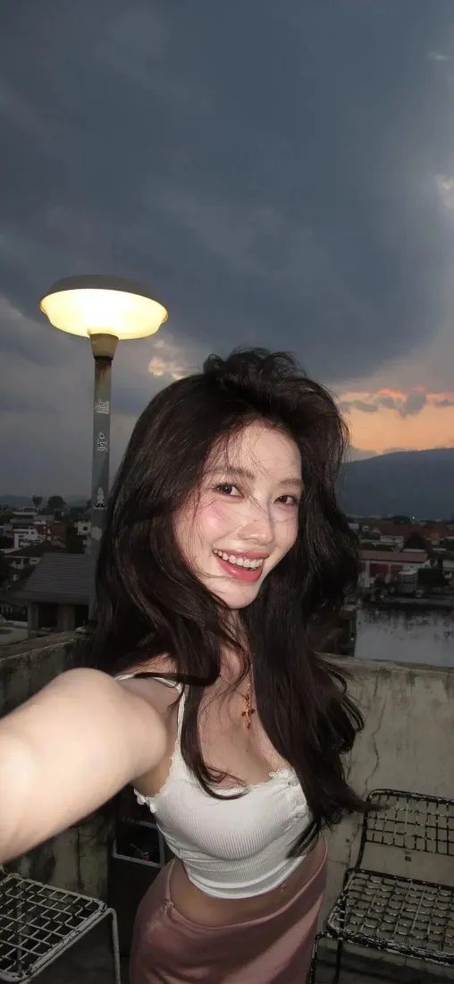 长发美女手机壁纸｜傍晚天台背景图片 - 氛围感写真「哲风壁纸」