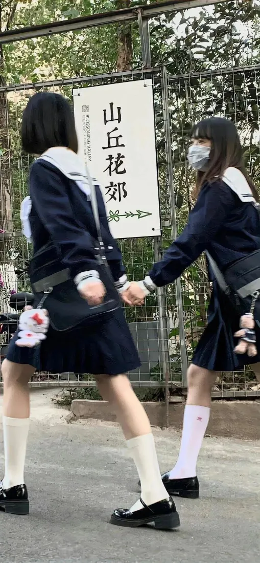 JK制服美女手机壁纸｜户外背景图片 - 双子少女「哲风壁纸」