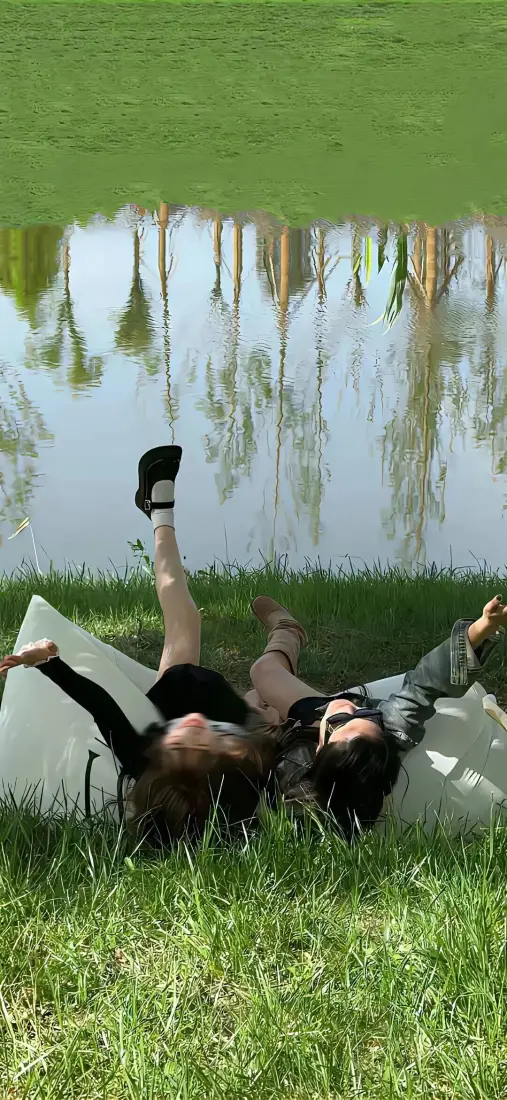 美女草地手机壁纸｜户外休闲背景图片 - 青春少女「哲风壁纸」