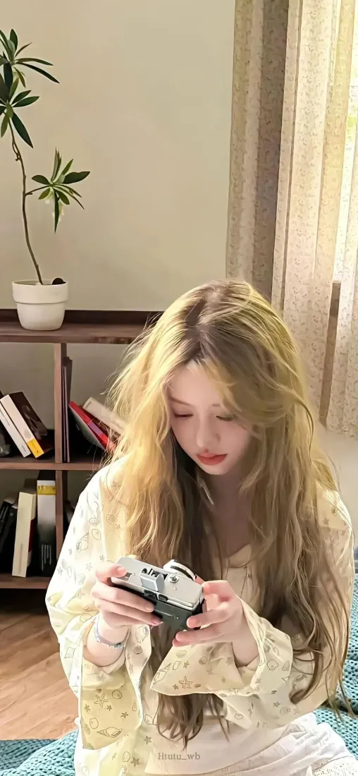 金发美女手机壁纸｜休闲居家背景图片 - 玩游戏机「哲风壁纸」