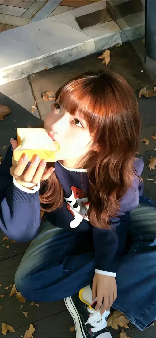 可爱美女手机壁纸｜秋日户外背景图片 - 休闲「哲风壁纸」