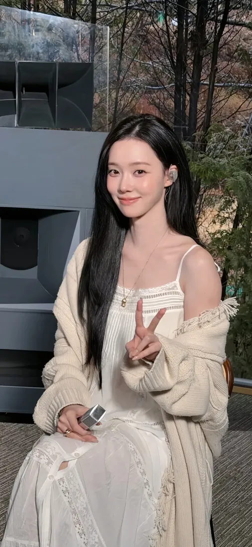 金玟庭手机壁纸｜户外背景图片 - 气质女爱豆「哲风壁纸」