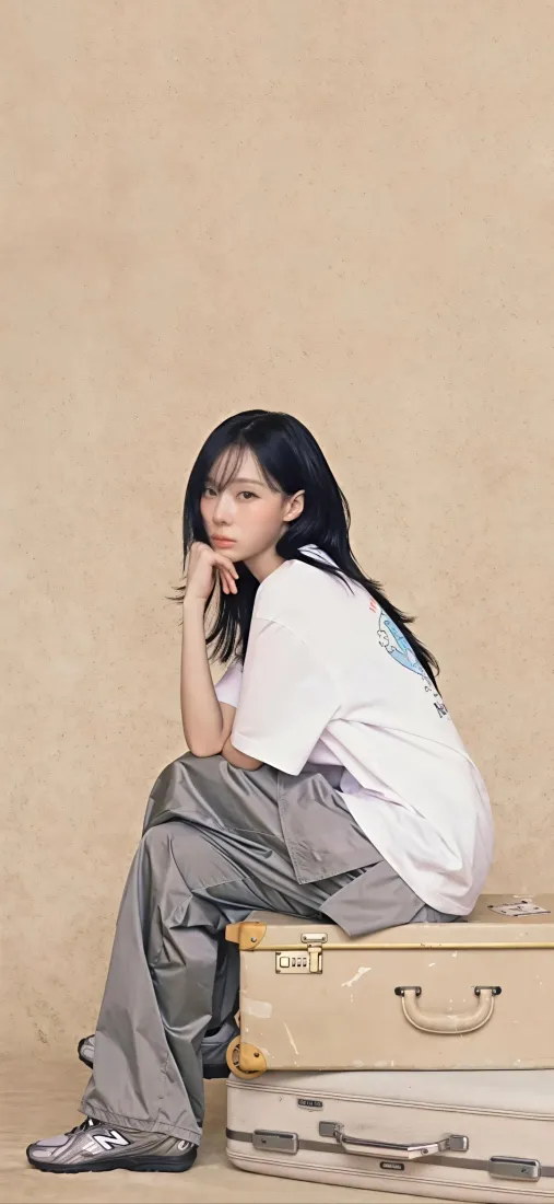 金玟庭手机壁纸｜纯色背景图片 - 休闲穿搭「哲风壁纸」