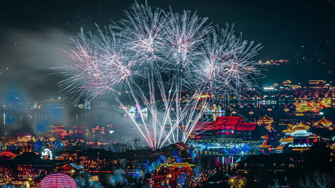 3k开封壁纸｜烟花背景图片 - 古城夜景「哲风壁纸」
