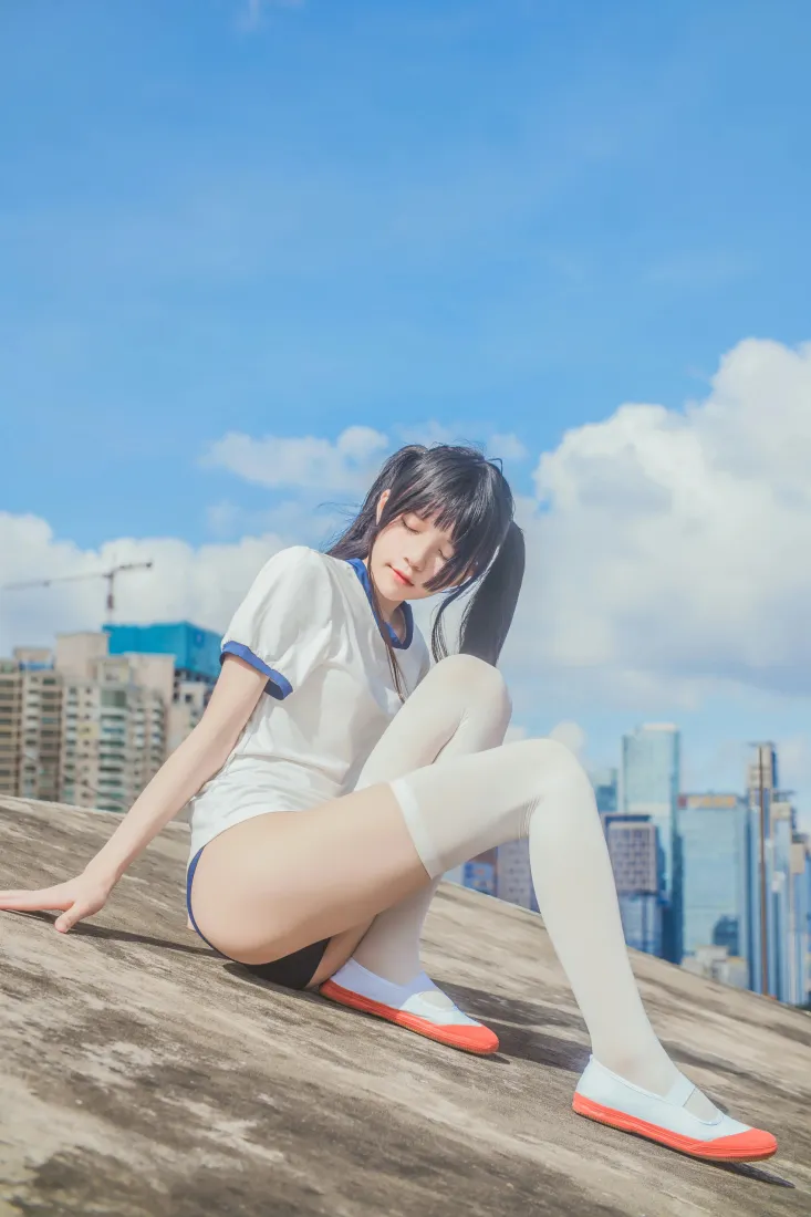 桜桃喵手机壁纸｜城市天台背景图片 - 体操服cosplay「哲风壁纸」