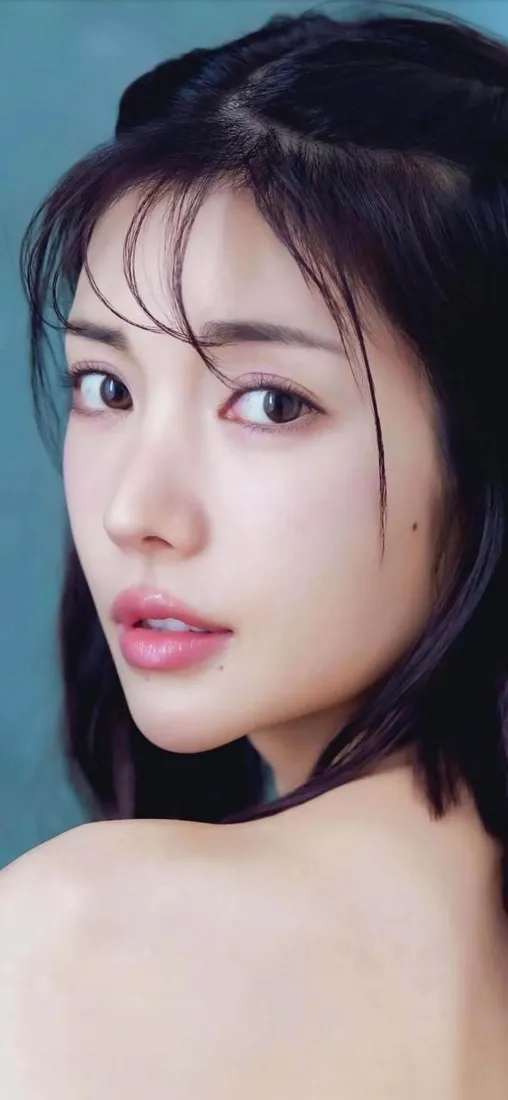 黑发气质美女手机壁纸｜简约纯色背景图片 - 高清手机「哲风壁纸」