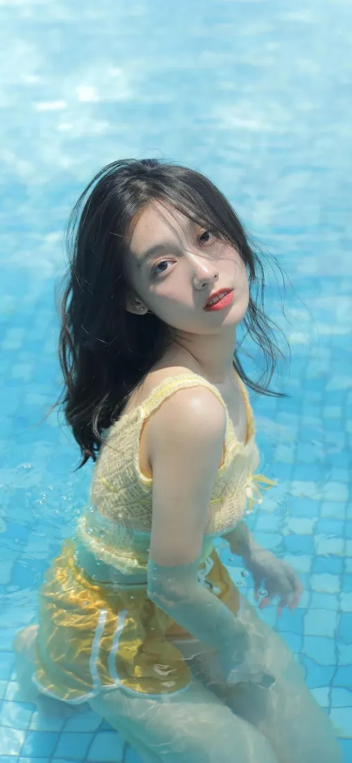 黄裙美女手机壁纸｜泳池背景图片 - 清凉夏日「哲风壁纸」