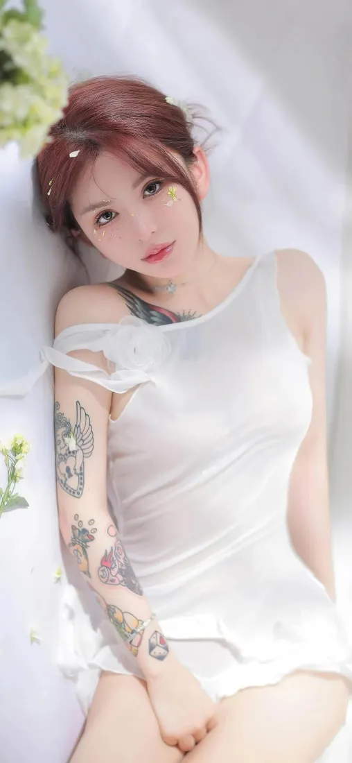 红发纹身美女手机壁纸｜简约清新背景图片 - 性感迷人「哲风壁纸」