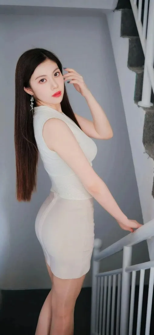 气质美女手机壁纸｜楼梯背景图片 - 性感御姐「哲风壁纸」