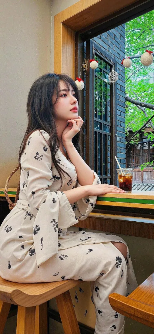 长发美女手机壁纸｜室内背景图片 - 窗边休闲「哲风壁纸」