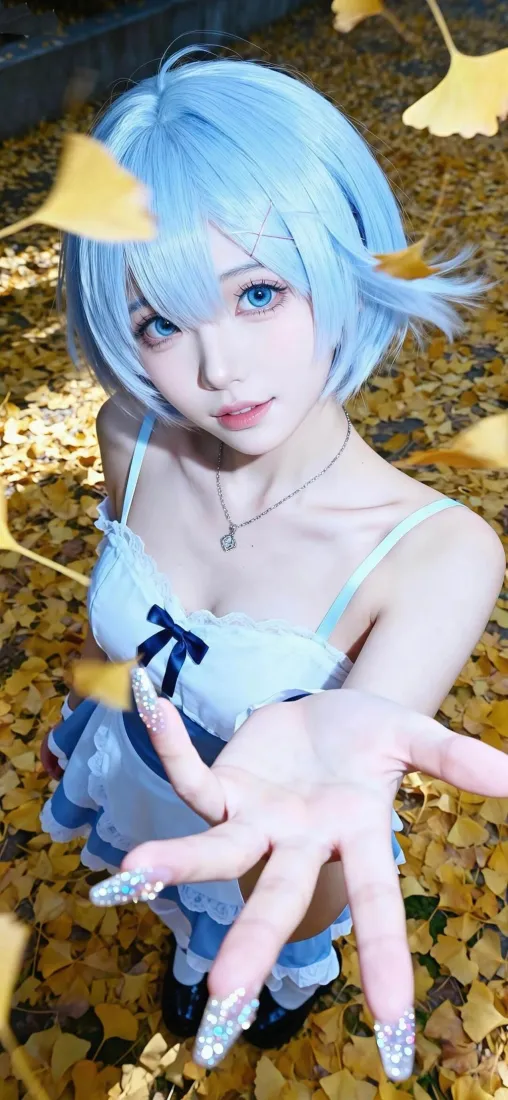 优菈cos手机壁纸｜秋日银杏背景图片 - 蓝发美女「哲风壁纸」