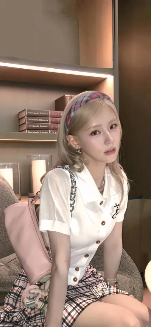 赵美延手机壁纸｜温柔室内背景图片 - 韩国金发女星「哲风壁纸」