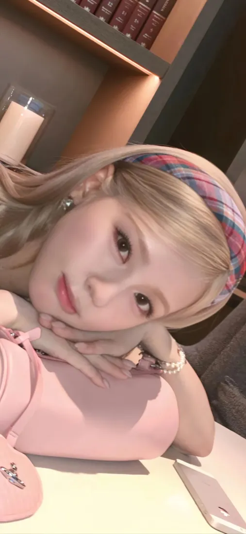 赵美延手机壁纸｜韩国爱豆背景图片 - 粉系穿搭「哲风壁纸」