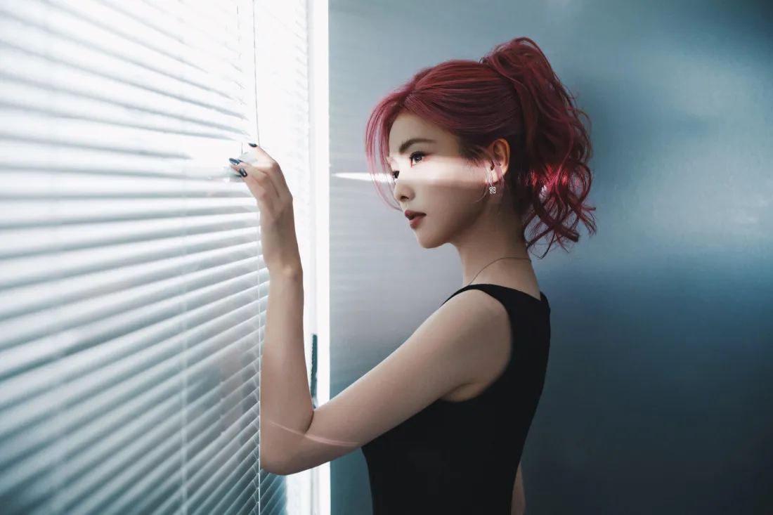 4k红发御姐壁纸｜冷调背景图片 - 氛围感「哲风壁纸」