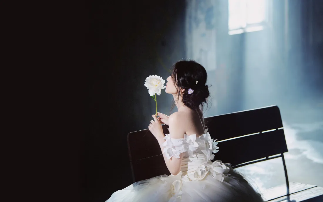 4k氛围感白纱美女壁纸｜暗调光影背景图片 - 白玫瑰「哲风壁纸」
