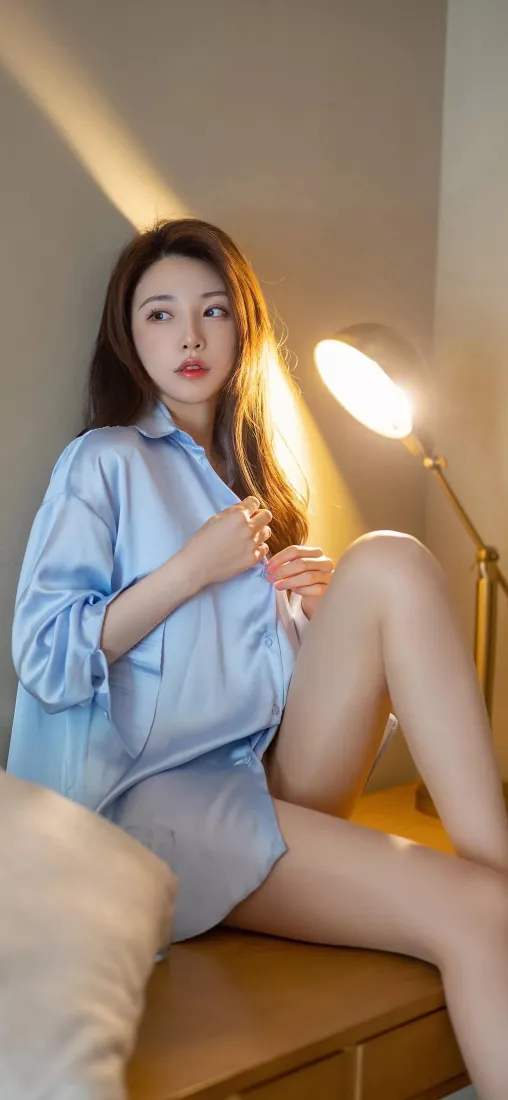 清纯美女手机壁纸｜暖光室内背景图片 - 休闲居家「哲风壁纸」