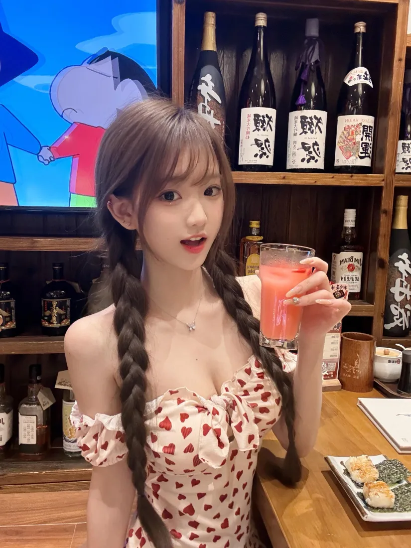 双麻花辫美女手机壁纸｜清吧背景图片 - 西柚饮品「哲风壁纸」