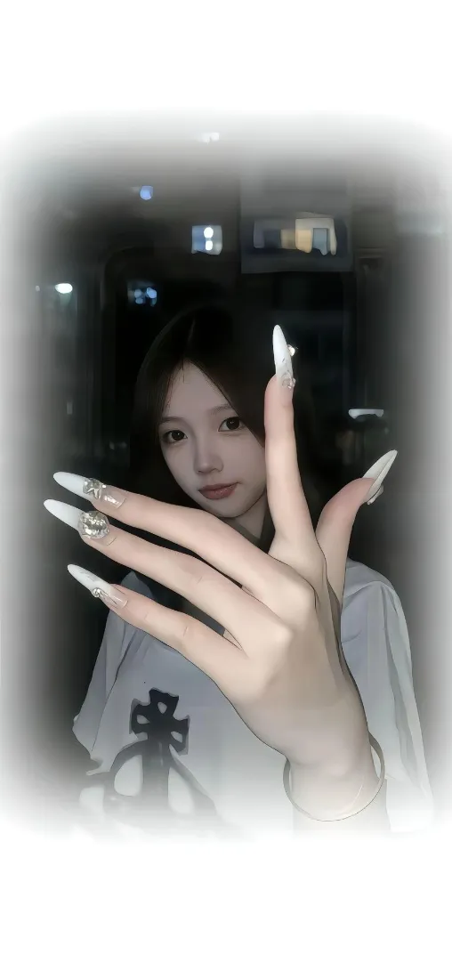 酷感女生手机壁纸｜暗调室内背景图片 - 白色长美甲「哲风壁纸」