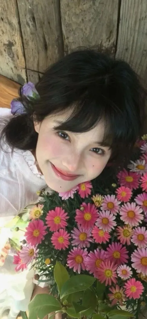 甜笑美女手机壁纸｜木质背景图片 - 粉色花束「哲风壁纸」