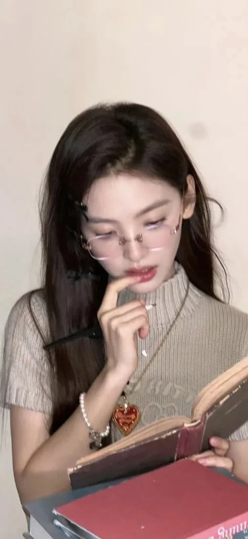 章若楠手机壁纸｜纯色背景图片 - 气质美女「哲风壁纸」