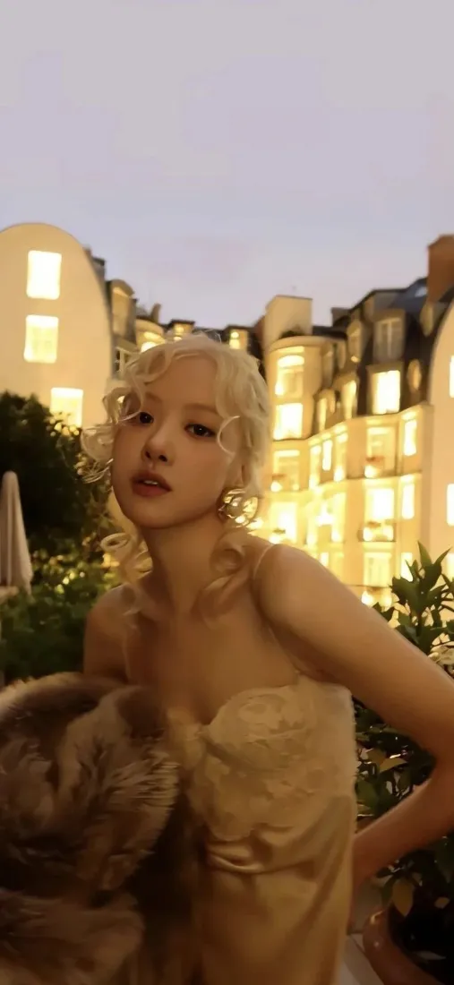 朴彩英手机壁纸｜傍晚户外背景图片 - 金发美女「哲风壁纸」