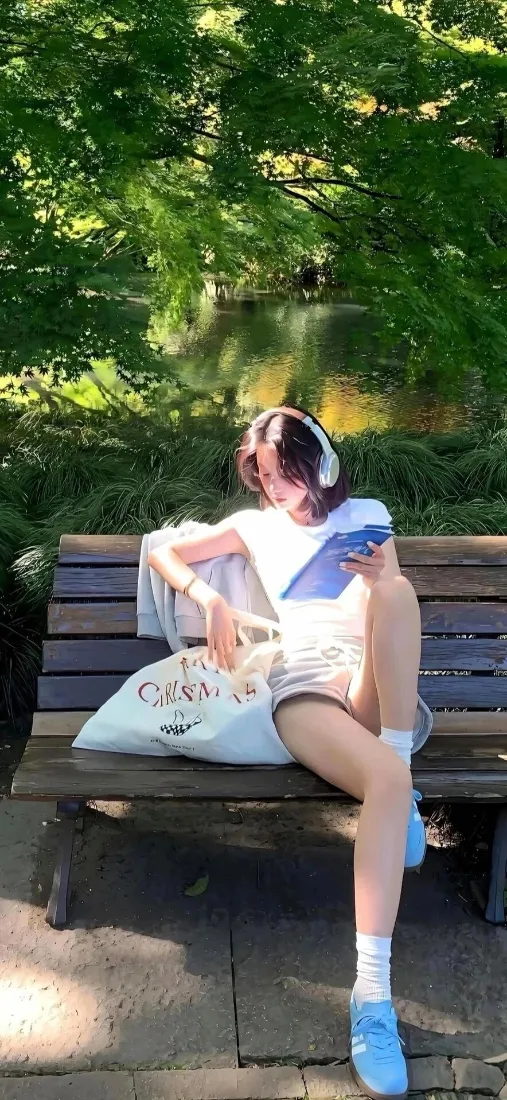 清新美女手机壁纸｜公园户外背景图片 - 阳光下「哲风壁纸」