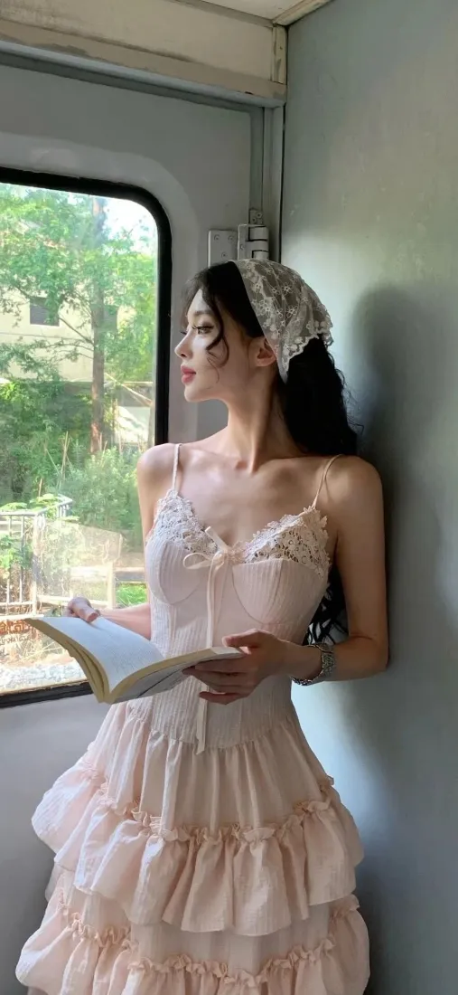 法式美女手机壁纸｜火车背景图片 - 窗边阅读「哲风壁纸」