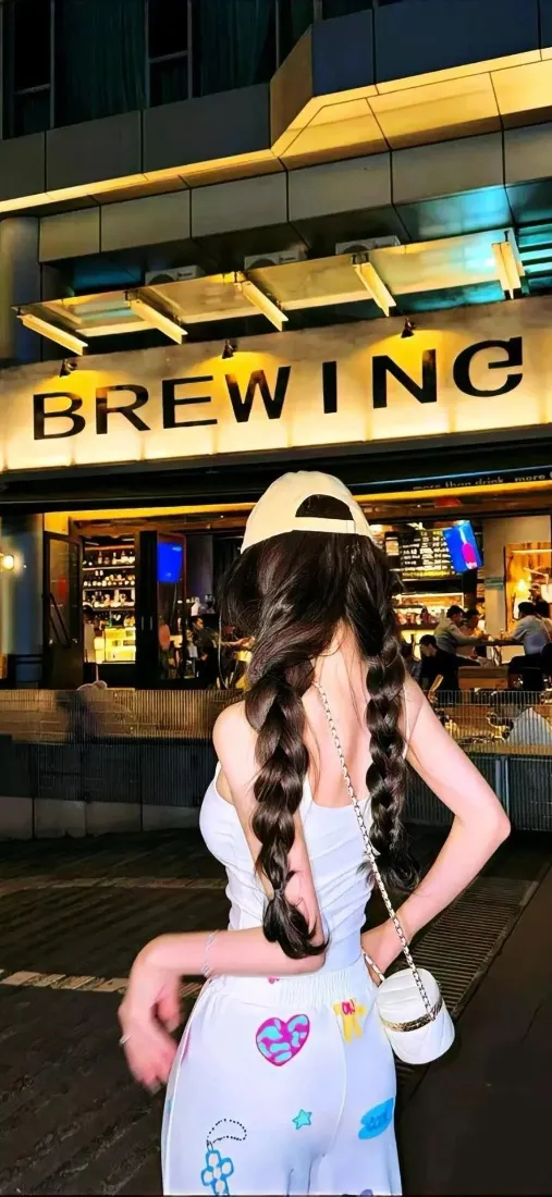 双麻花辫长发美女手机壁纸｜街头背景图片 - 门店夜景「哲风壁纸」