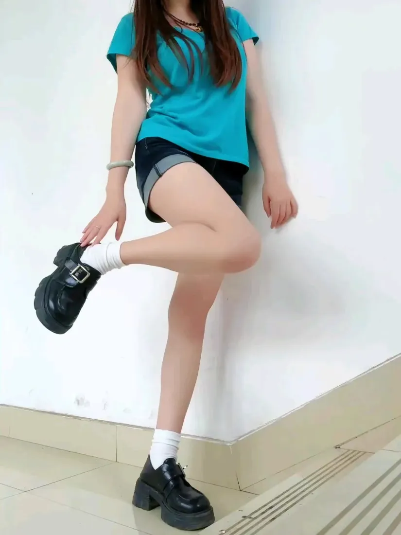 大长腿手机壁纸｜休闲穿搭背景图片 - 厚底皮鞋「哲风壁纸」