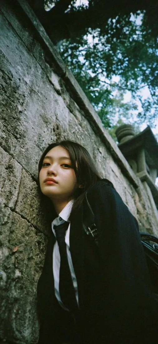 制服美女手机壁纸｜户外石墙背景图片 - 日系氛围感「哲风壁纸」