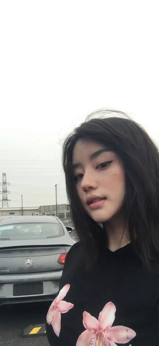 长发美女手机壁纸｜停车场背景图片 - 日常自拍「哲风壁纸」