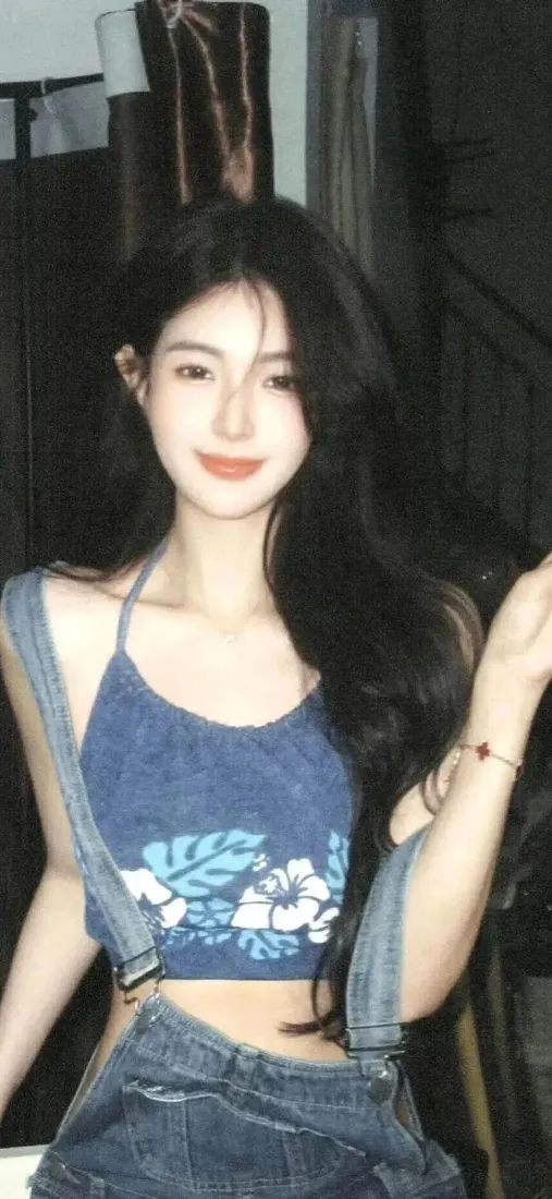 黑发美女手机壁纸｜休闲穿搭背景图片 - 牛仔背带裤「哲风壁纸」