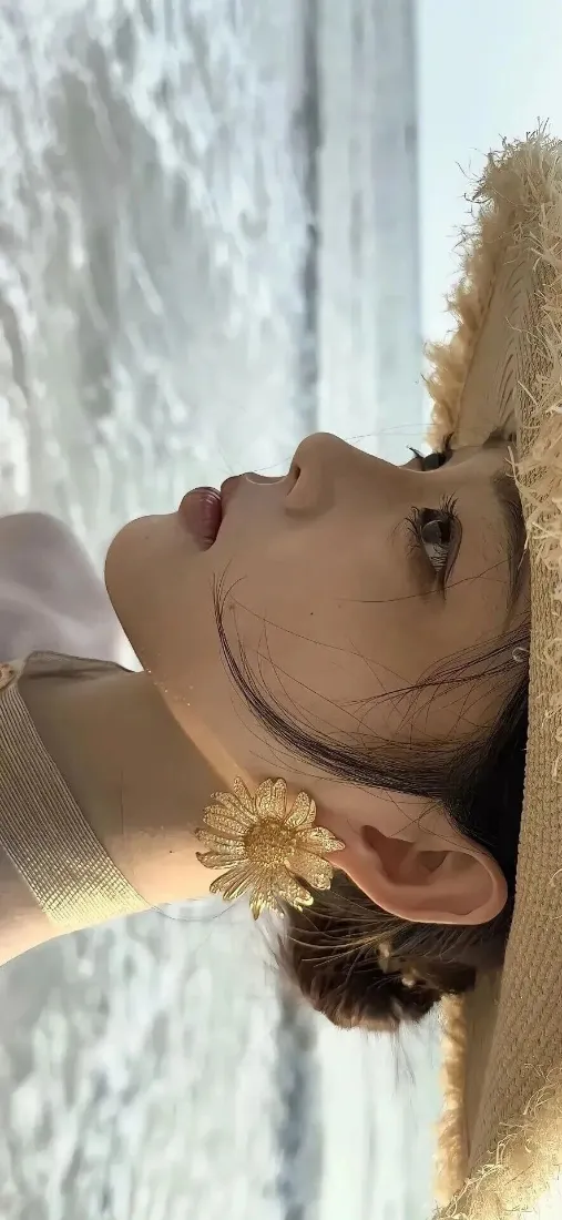 草帽美女手机壁纸｜海边背景图片 - 阳光侧颜「哲风壁纸」