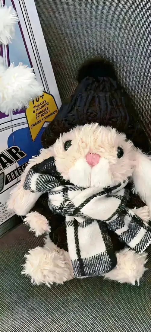 可爱玩偶兔子手机壁纸｜灰色背景图片 - 围帽毛绒垂耳兔「哲风壁纸」