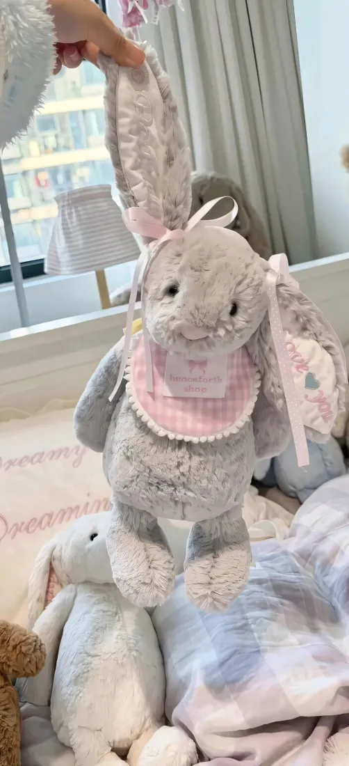 可爱玩偶兔子手机壁纸｜室内背景图片 - 灰粉垂耳兔「哲风壁纸」