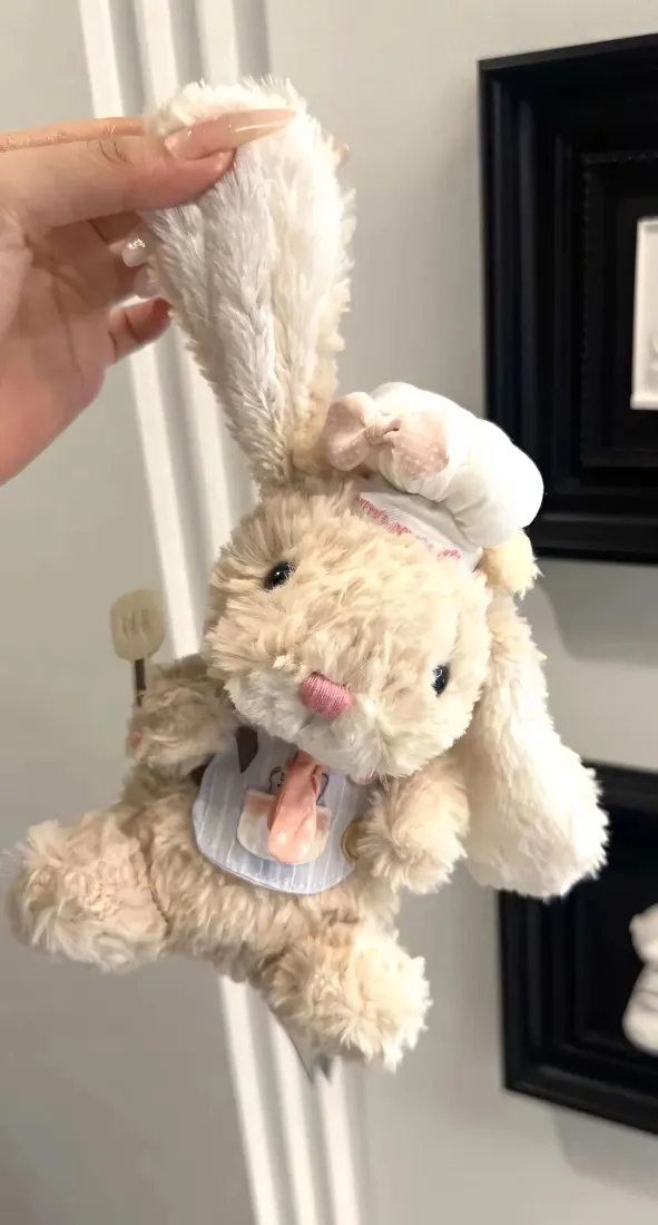 玩偶兔子手机壁纸｜室内背景图片 - 可爱毛绒公仔「哲风壁纸」