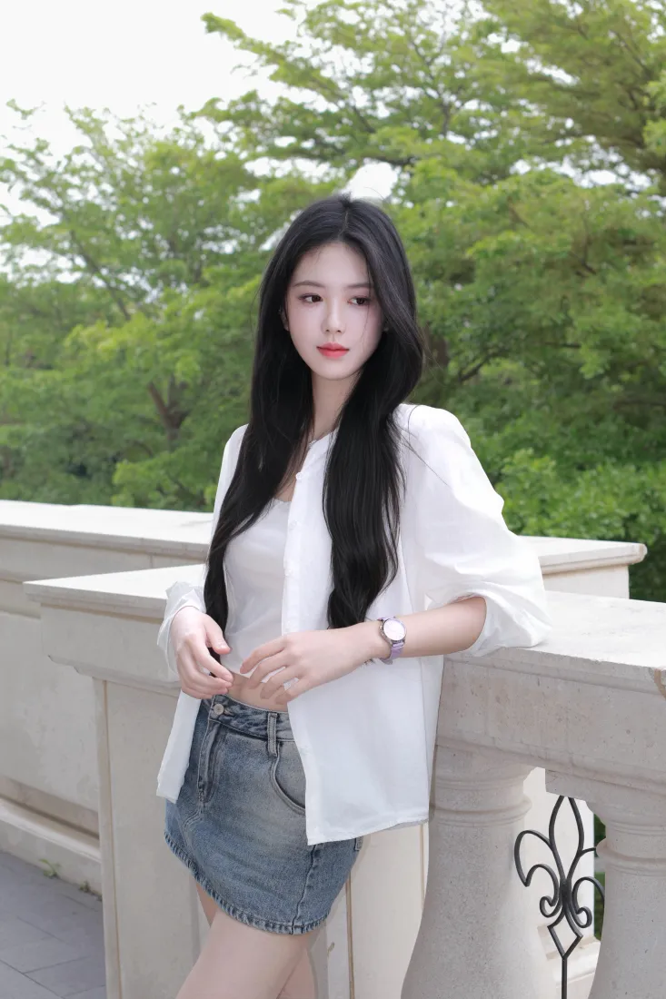 清纯美女手机壁纸｜户外绿植背景图片 - 休闲穿搭「哲风壁纸」