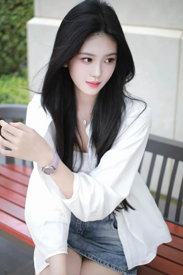 气质美女手机壁纸｜户外休闲背景图片 - 长发女神「哲风壁纸」