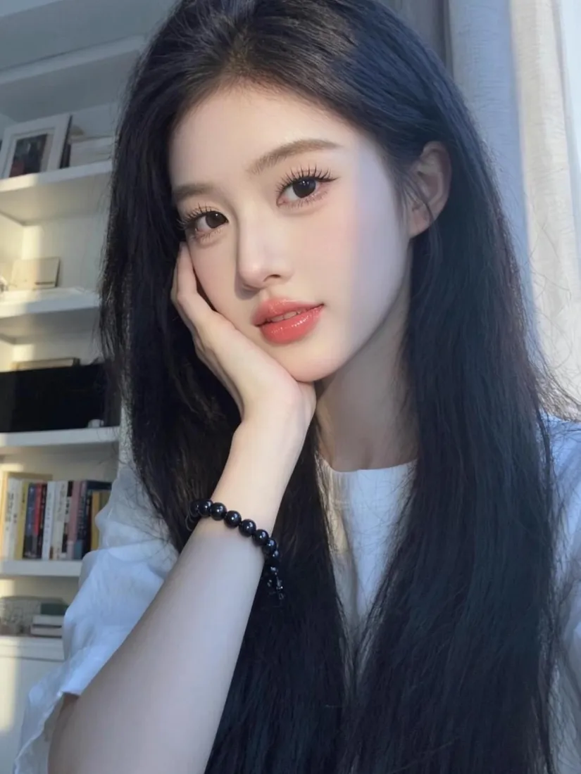 长发美女手机壁纸｜室内背景图片 - 清纯女生「哲风壁纸」