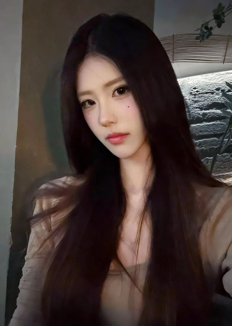 长发美女手机壁纸｜室内背景图片 - 清冷气质「哲风壁纸」