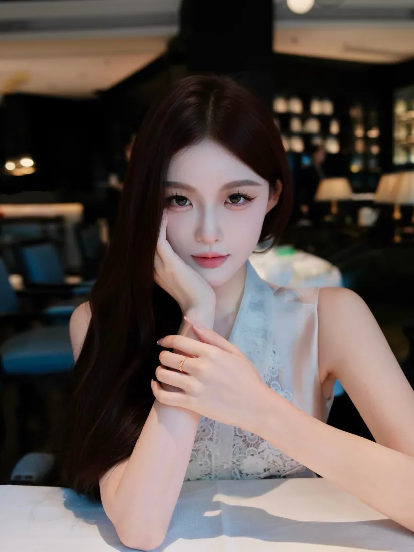 长发美女手机壁纸｜咖啡厅背景图片 - 清冷御姐「哲风壁纸」