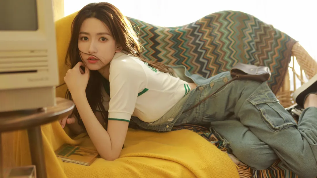 4k清纯女生壁纸｜慵懒室内背景图片 - 休闲日常「哲风壁纸」