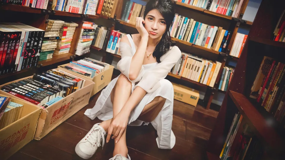 4k美女书店壁纸｜文艺背景图片 - 氛围感日常「哲风壁纸」