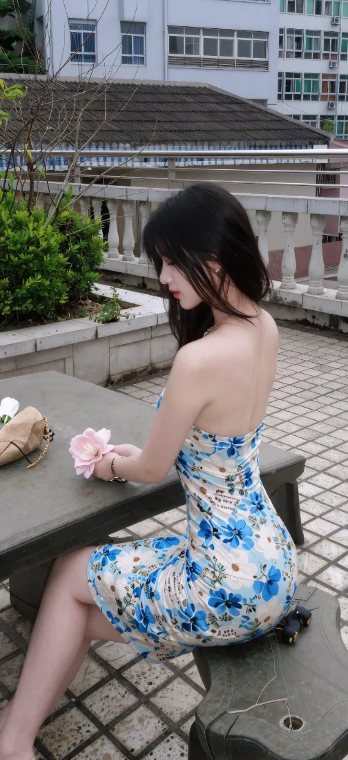 蓝碎花裙美女手机壁纸｜天台背景图片 - 休闲氛围感「哲风壁纸」
